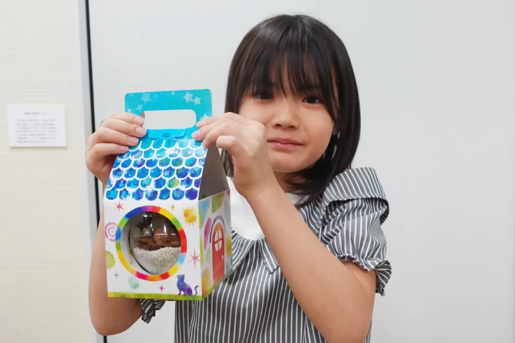 完成した『グラスガーデン』を持った笑顔の女の子