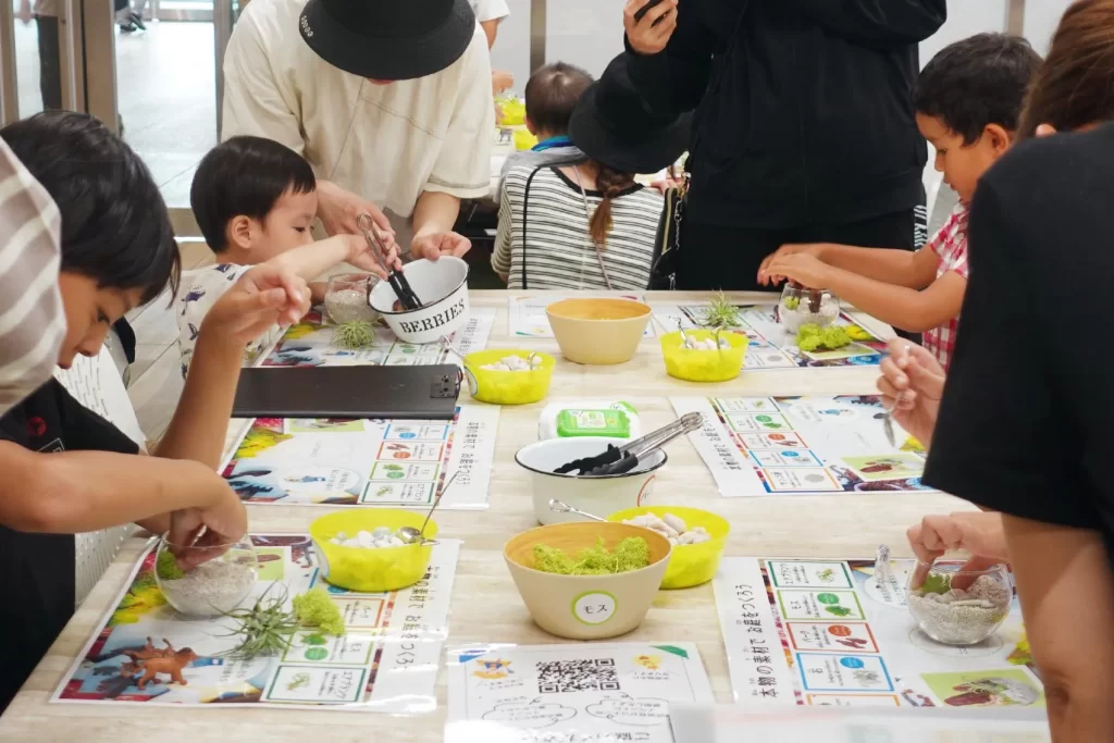 『グラスガーデン』を作っているテーブルの様子