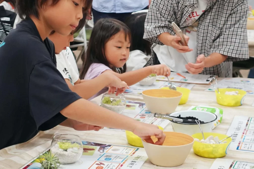 『グラスガーデン』を作る子供たち