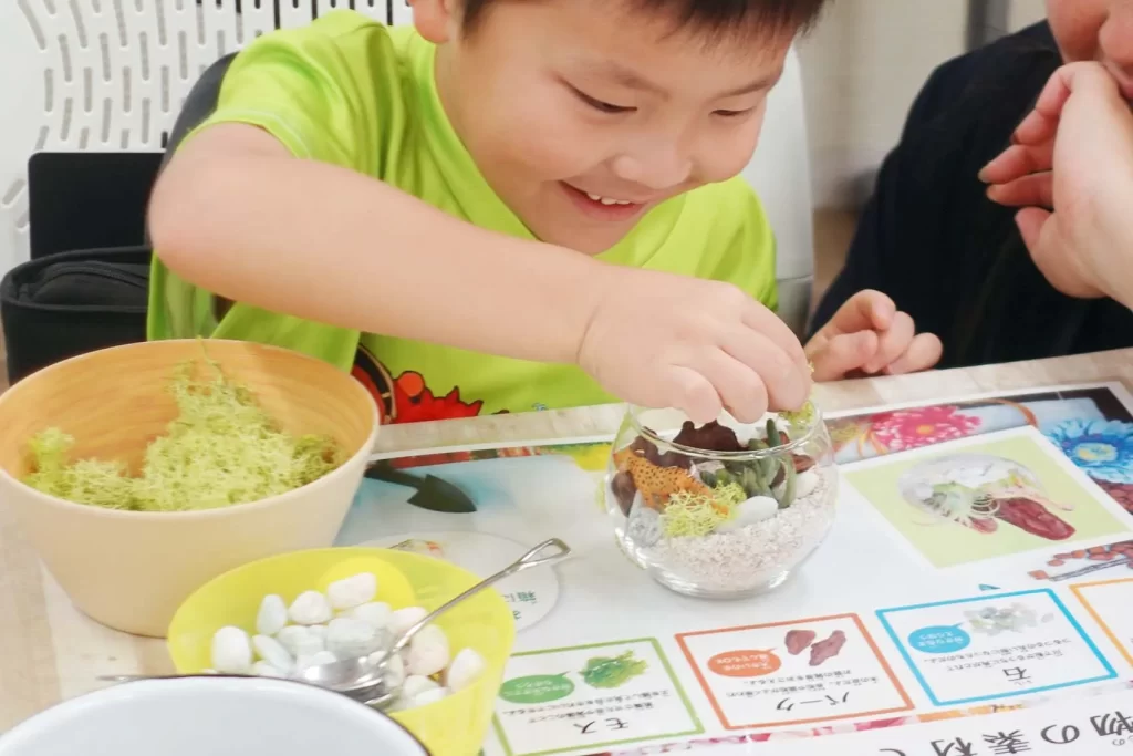 『グラスガーデン』を作る男の子