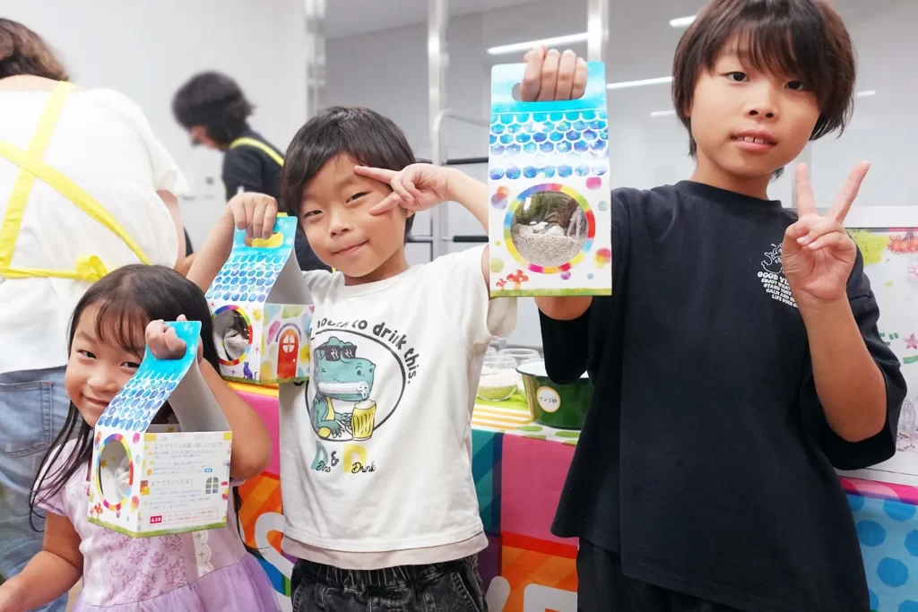 完成した『グラスガーデン』を持った子供たち