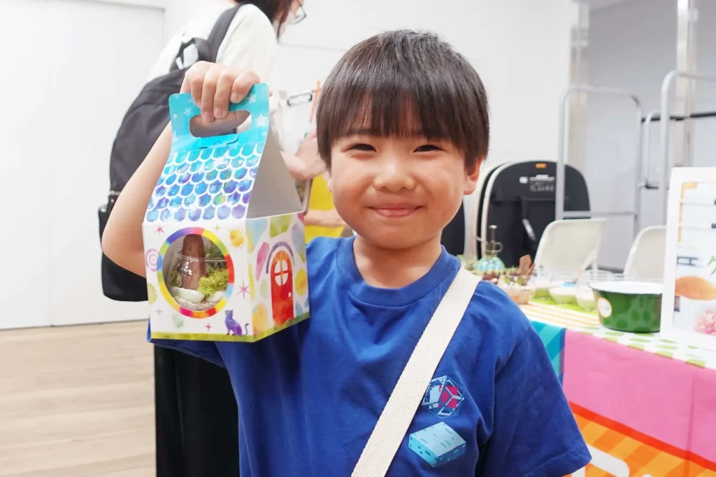 完成した『グラスガーデン』を持った笑顔の男の子