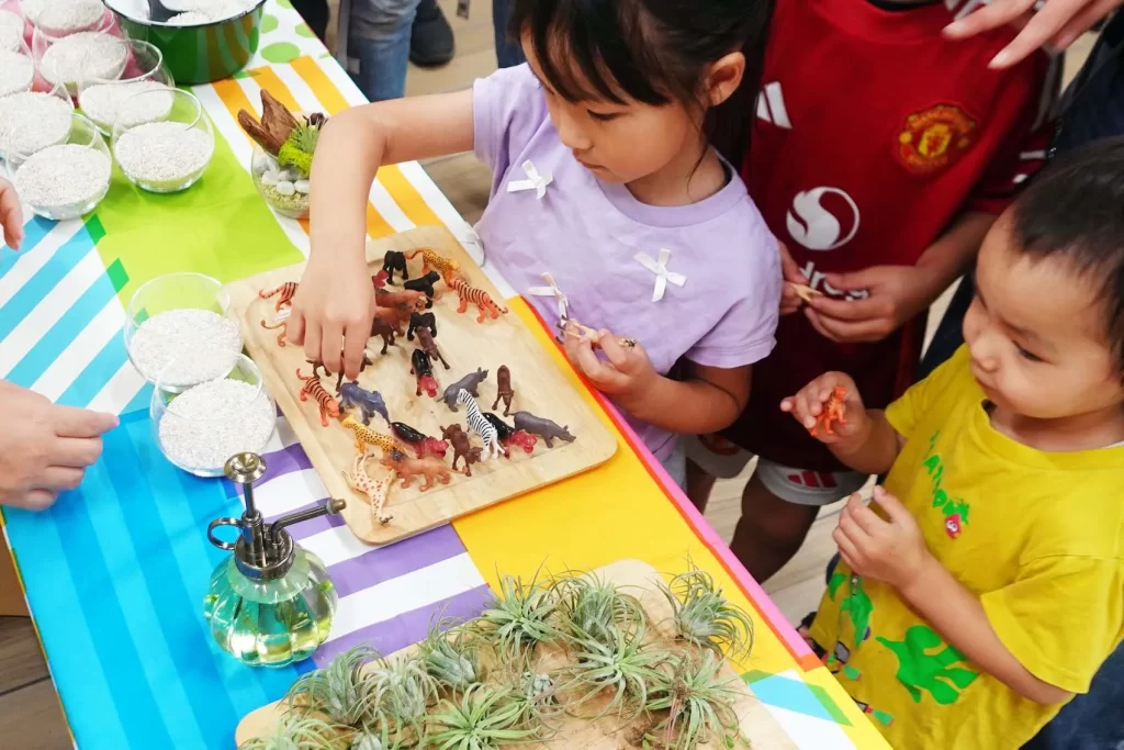 『グラスガーデン』の素材を選ぶ子供たち