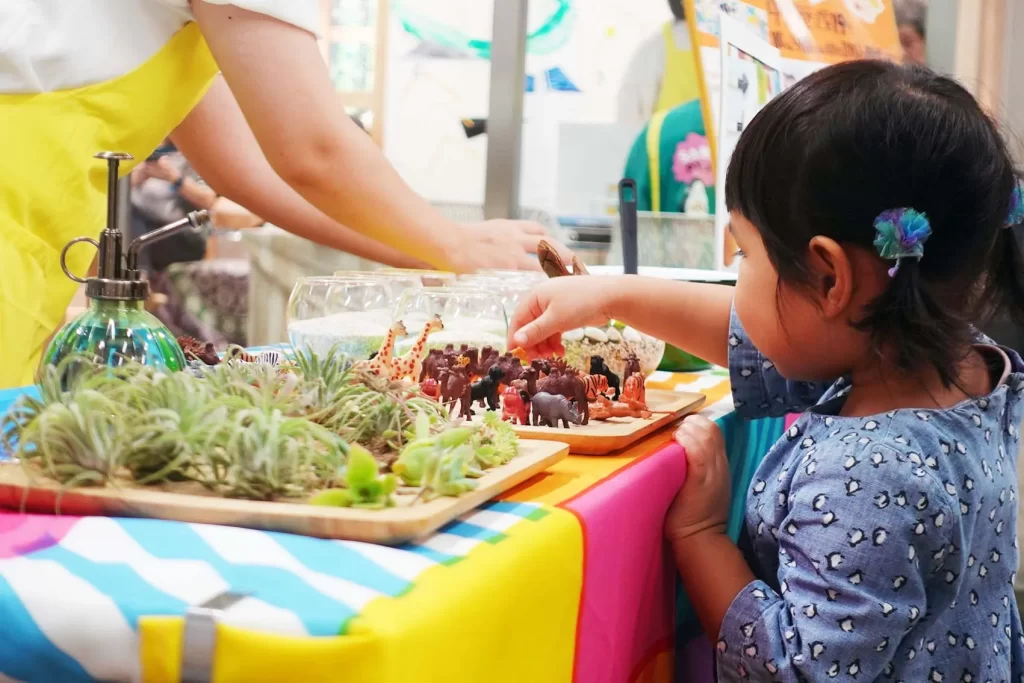 グラスガーデンの素材を選ぶ女の子