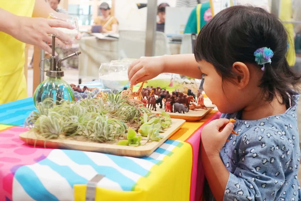 『グラスガーデン』に使う素材を選ぶ女の子