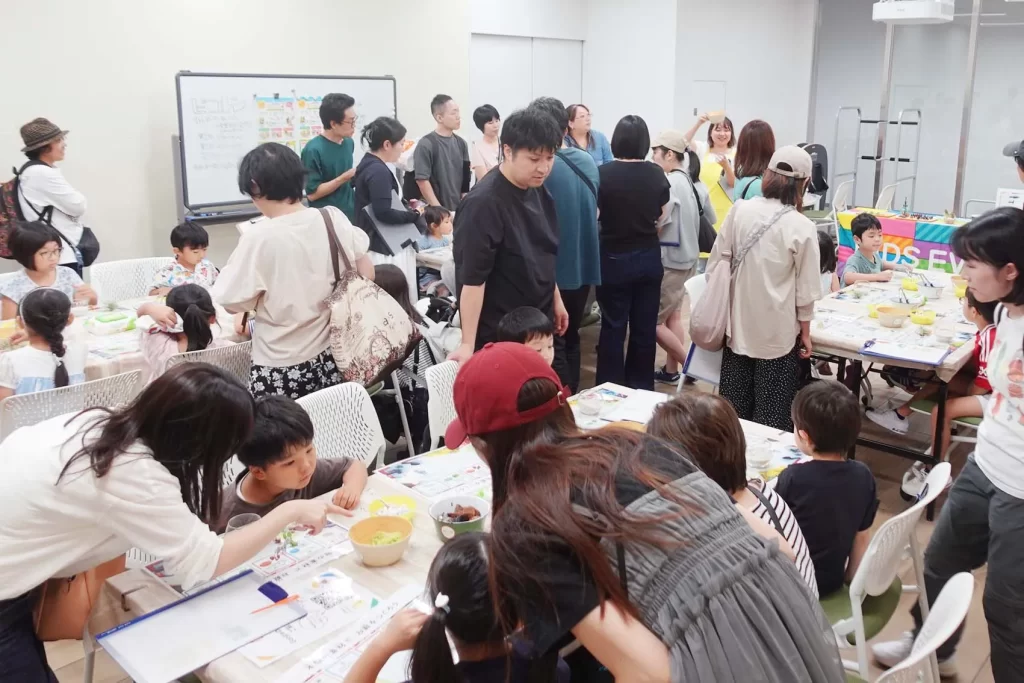 中野区役所1Fシェアノマで開催した「ピコトンと『グラスガーデン』をつくろう」の会場の様子