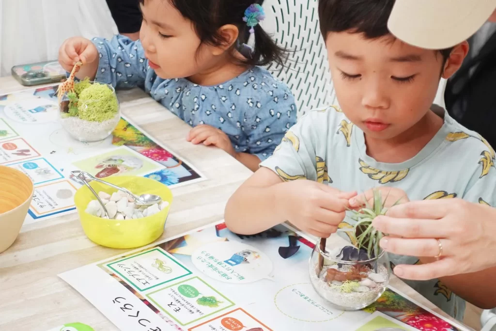 『グラスガーデン』を作る子供たち