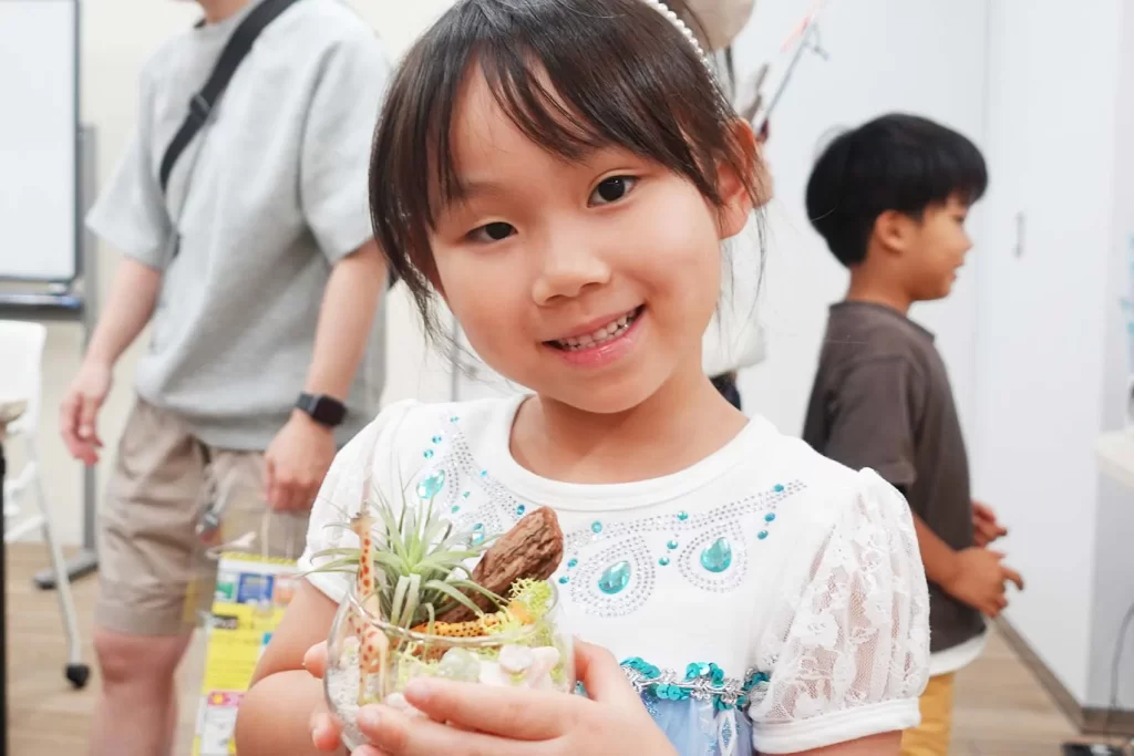 完成したグラスガーデンを手に持った女の子