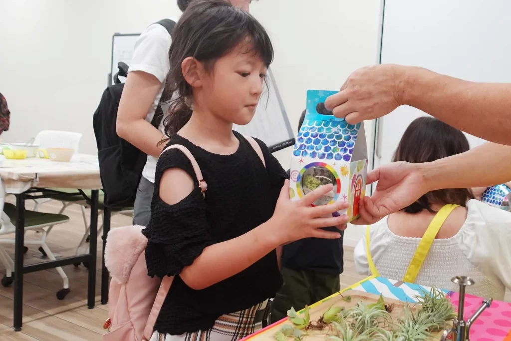 完成した『グラスガーデン』を受け取る女の子