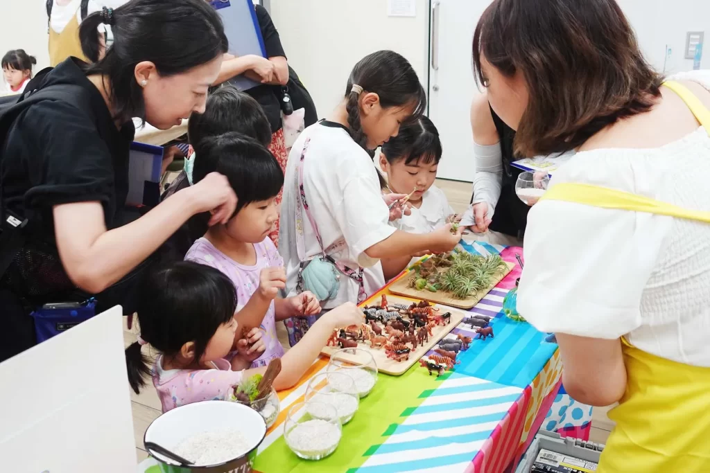 『グラスガーデン』に使う材料を選ぶ子供たち