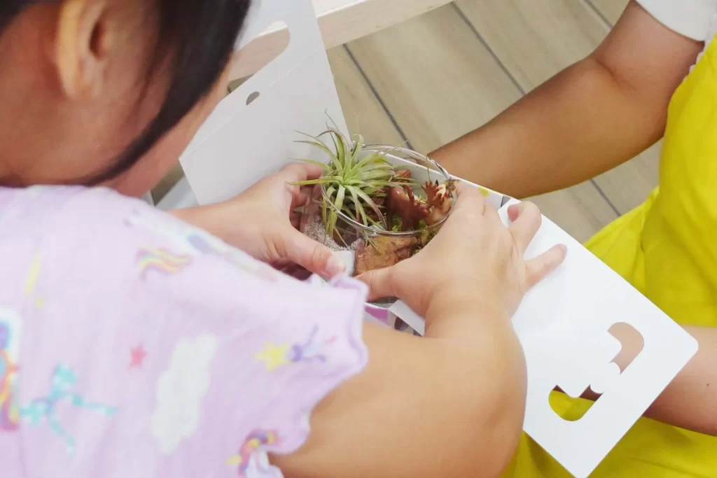 完成した『グラスガーデン』を持ち帰り専用BOXに入れる様子