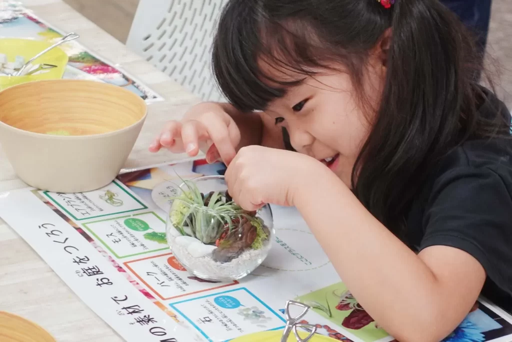 『グラスガーデン』を作る女の子