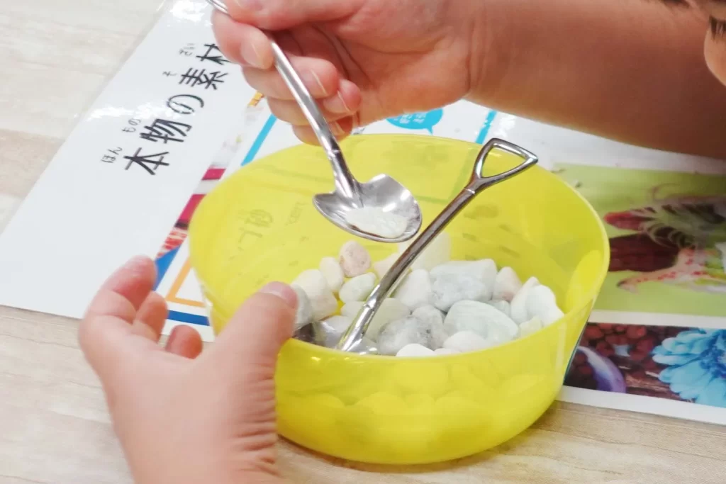 『グラスガーデン』に使う「天然石」を選ぶ手元