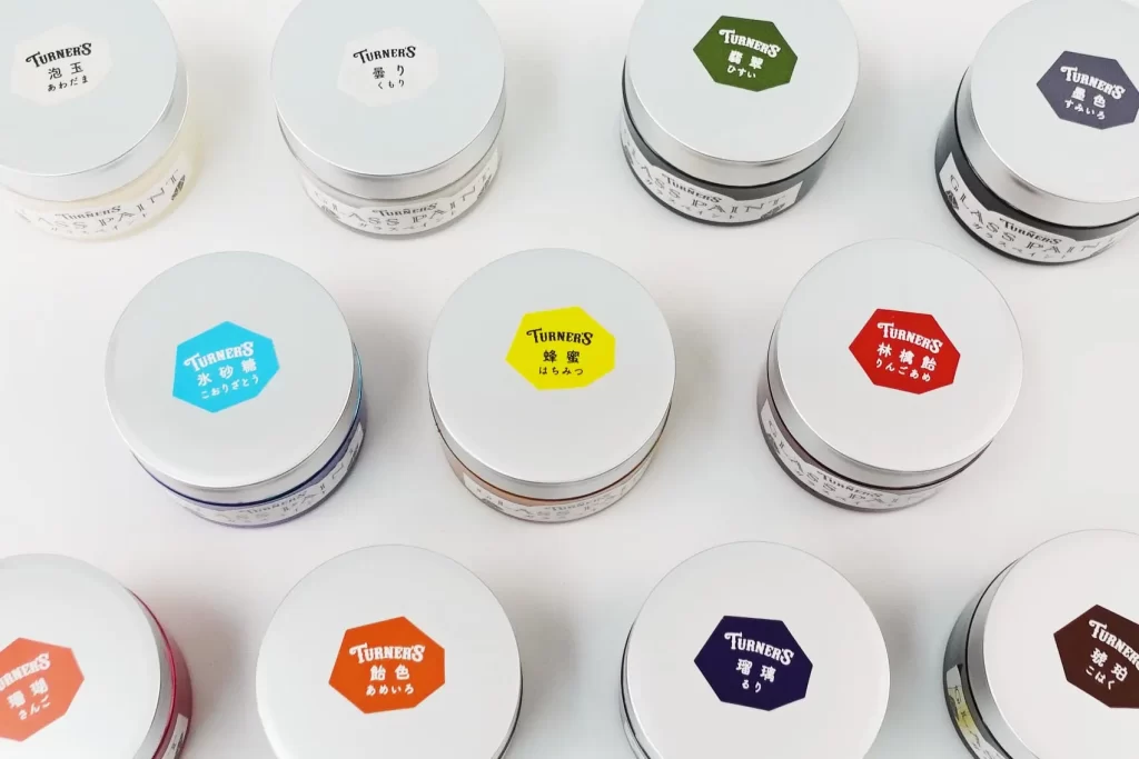 ターナー社の「ガラスペイント」絵具を上から撮影したもの(複数食が並んでる)