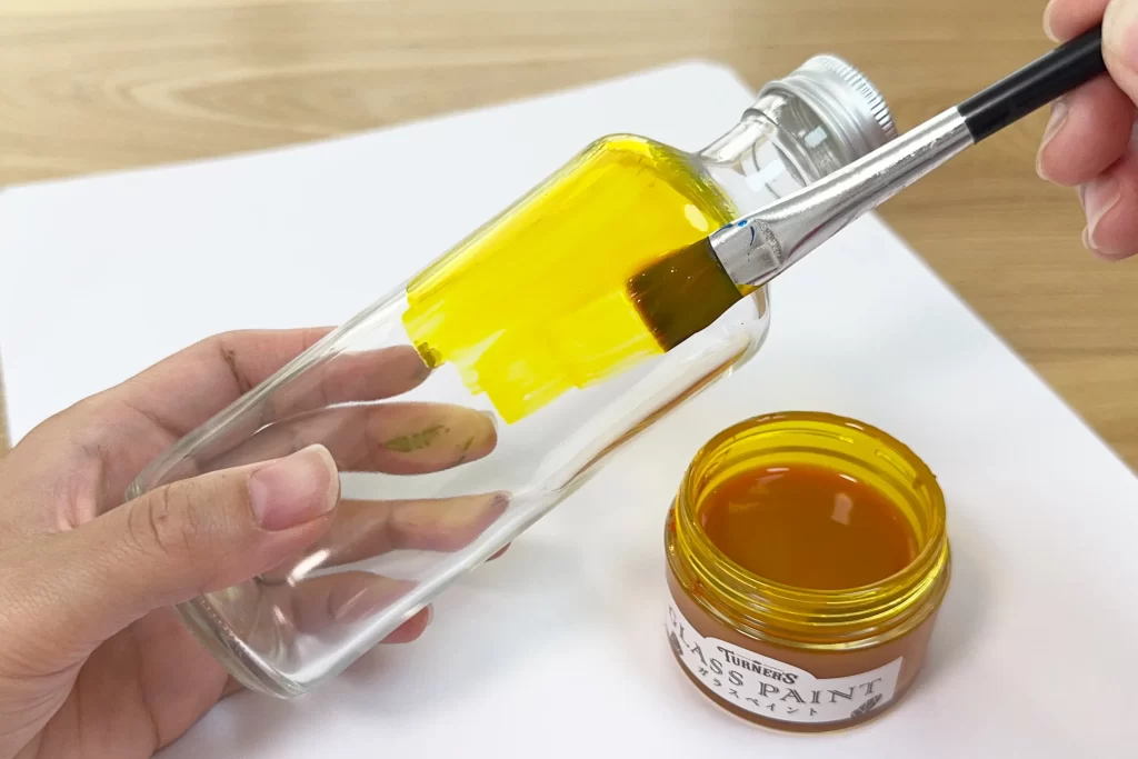 「ガラスペイント」で瓶に色をつける様子