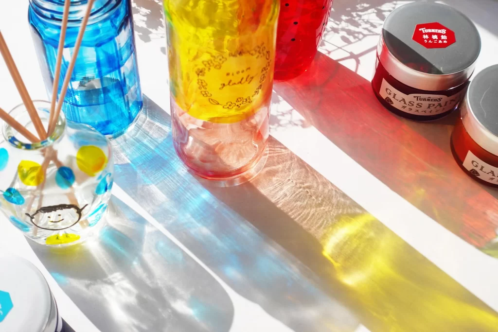 ガラス絵の具で彩色したアロマディフィーザーや瓶などの工作