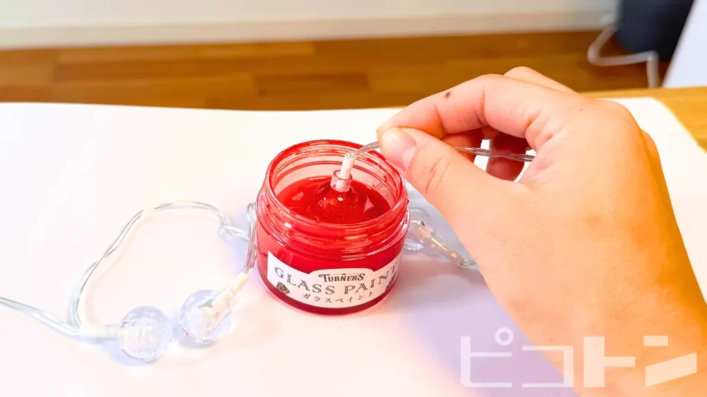 ガラスペイントにライトをつけている様子