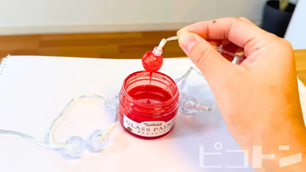 ガラスペイントデライトに装飾している様子