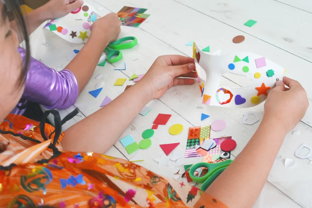 『ハロウィンマスク』を作る手もと