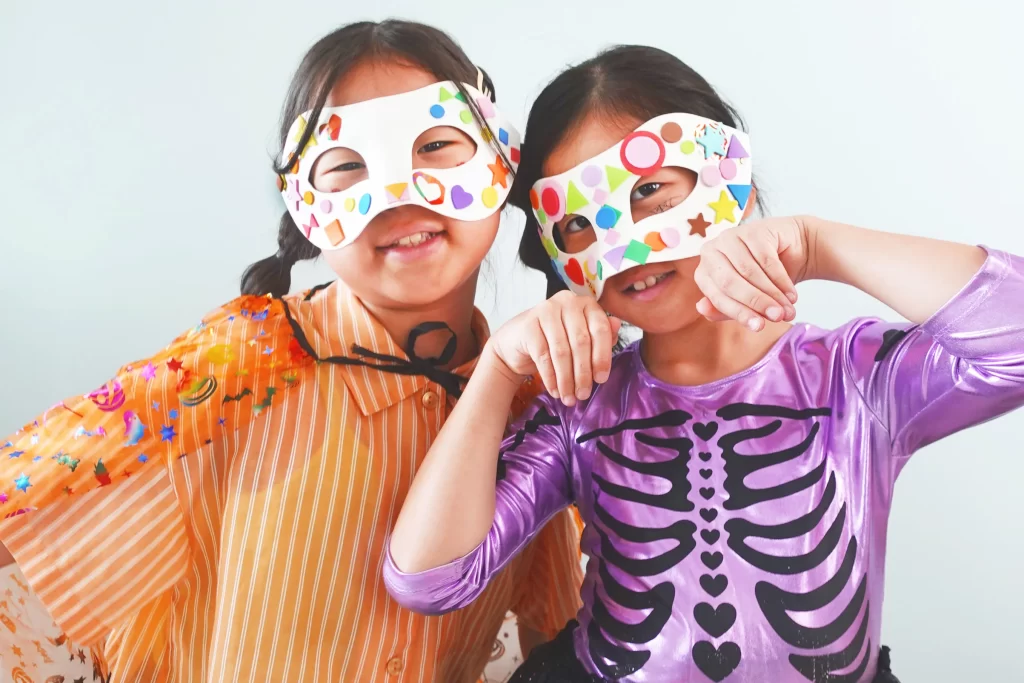 『ハロウィンマスク』を身に着けた子供たち