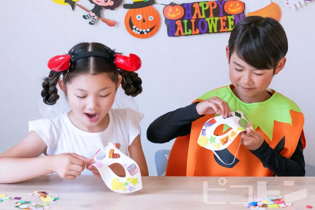 ハロウィンマスクを工作する男の子と女の子