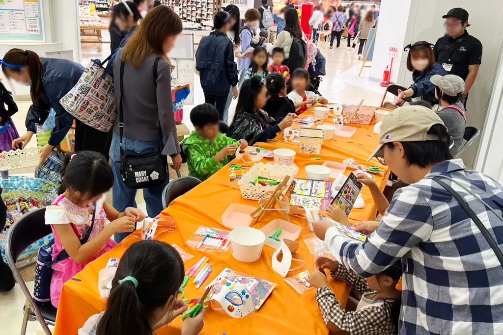 商業施設で開催されたハロウィンマスクイベントで工作する子供たち2