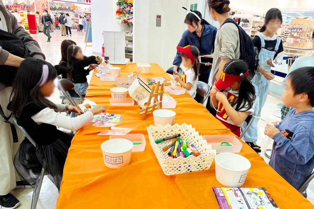 商業施設で開催されたハロウィンマスクイベントで工作する子供たち