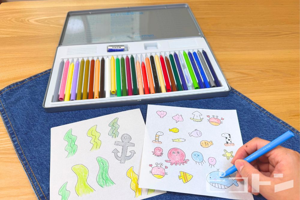 海の生き物の絵を描いている