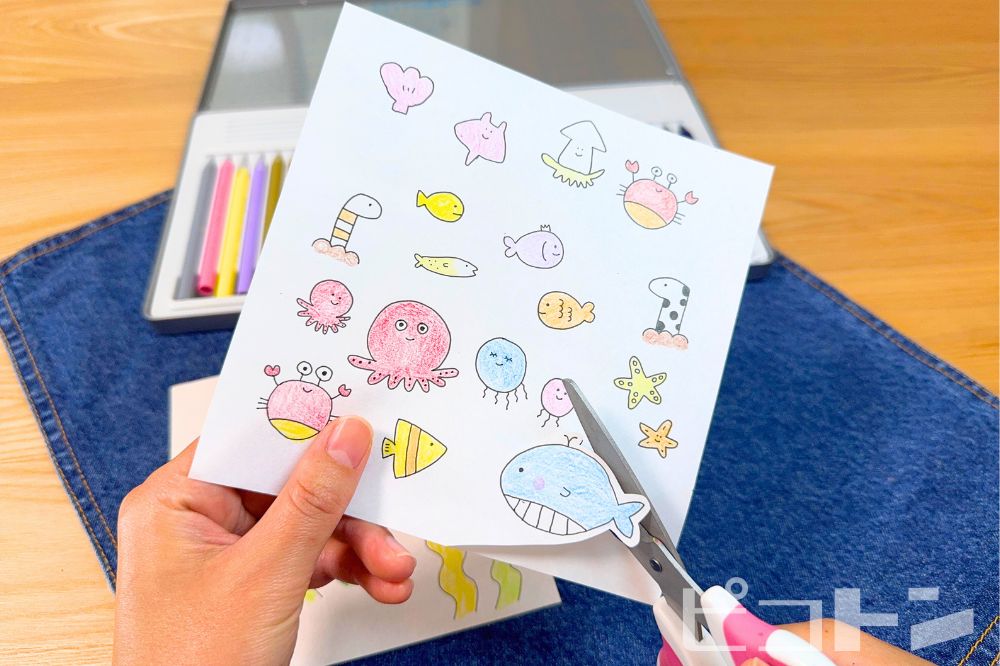 海の生き物の絵を切っている