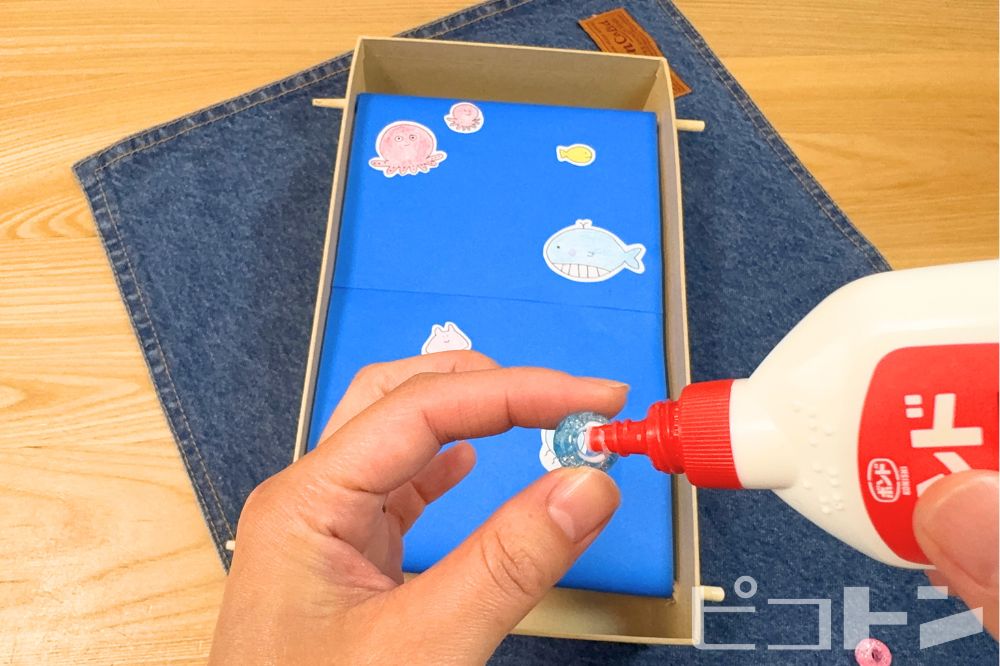 ビーズにボンドをつけている