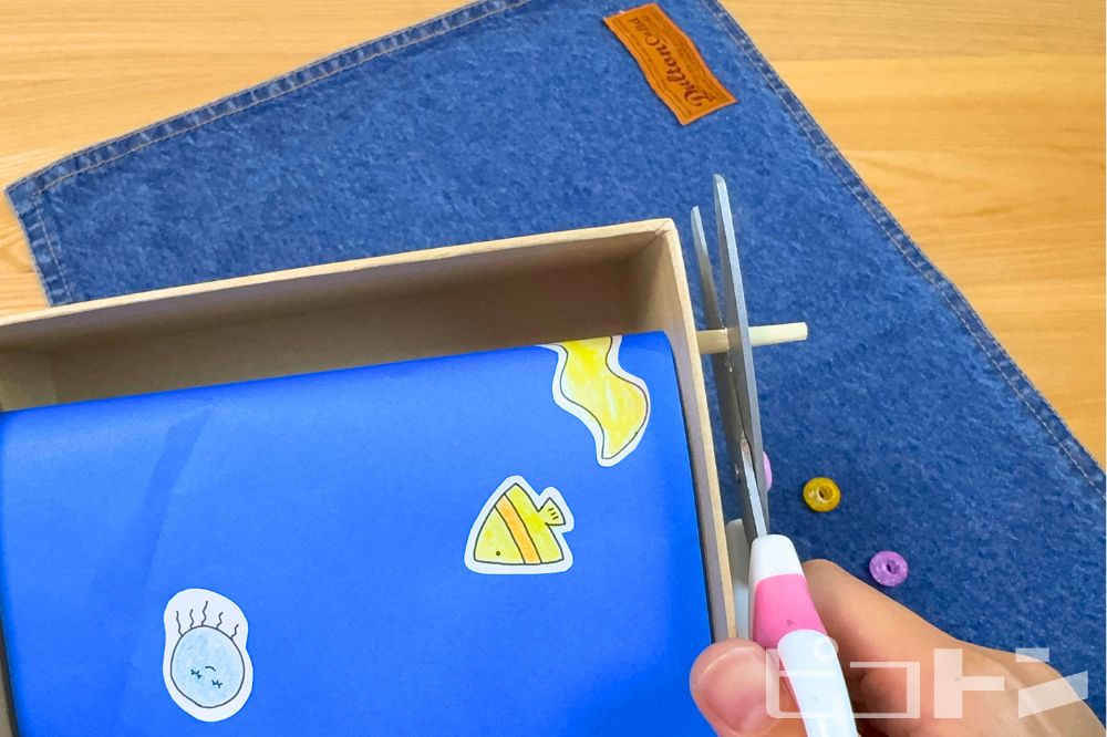 割り箸を切っている