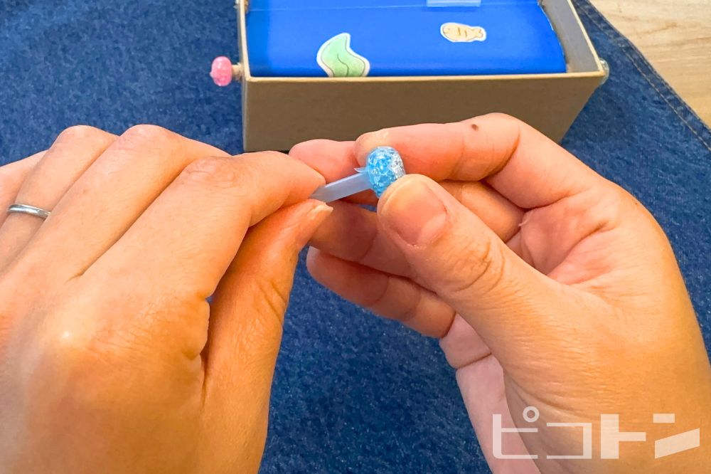 ビーズを接着しているところ