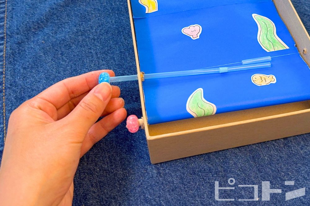 ストローを穴に差し込んでいるところ