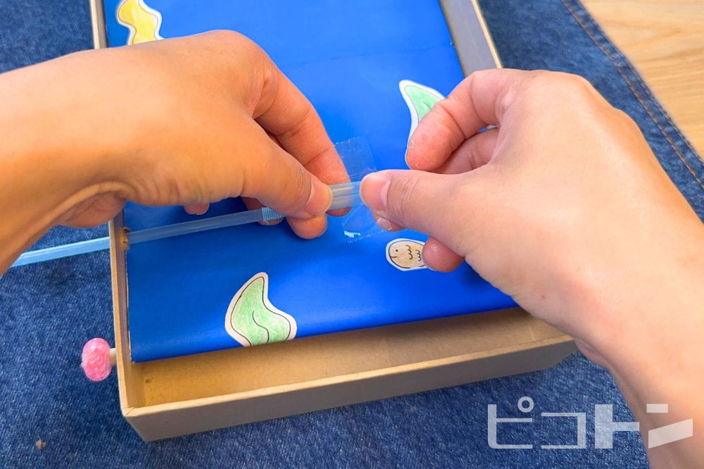 2本のストローをテープでつけている