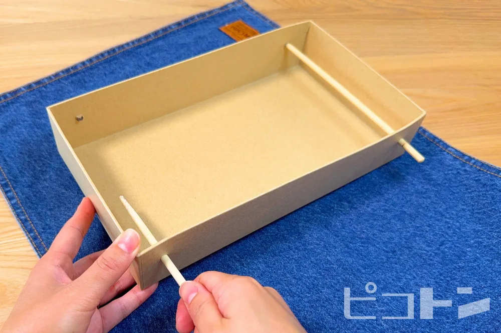 穴に割りばしを通している