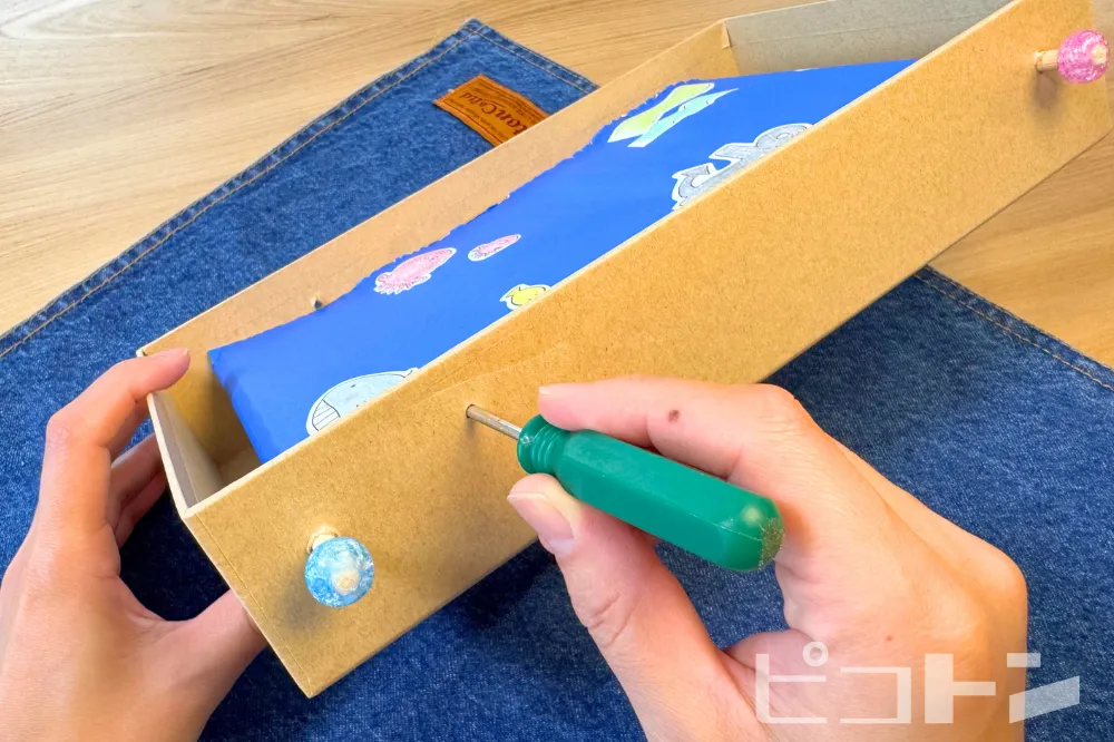 箱にキリで穴を開けている