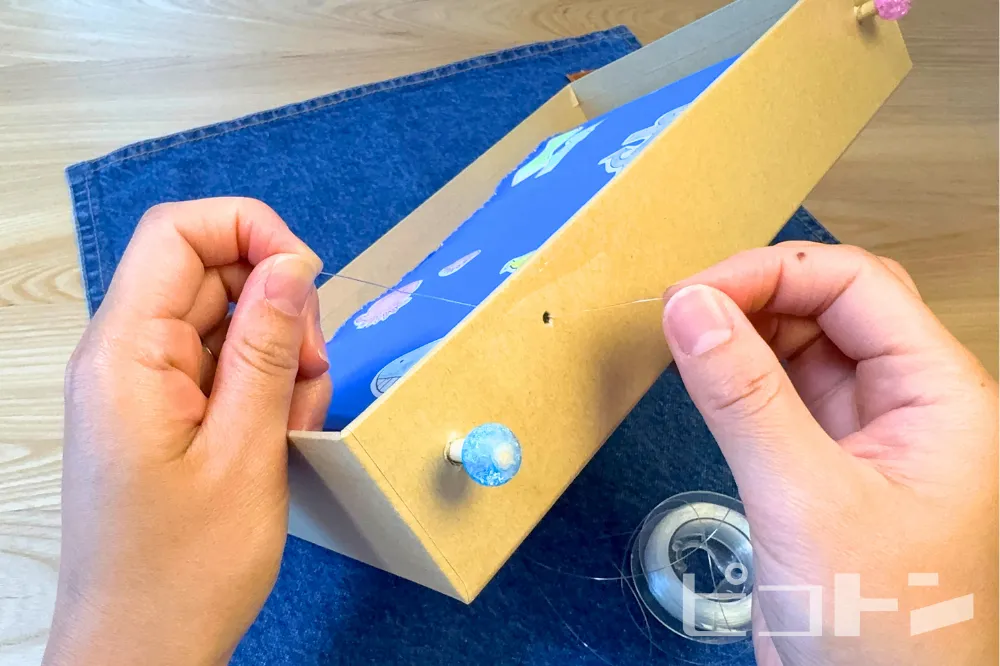 穴にテグスを通している