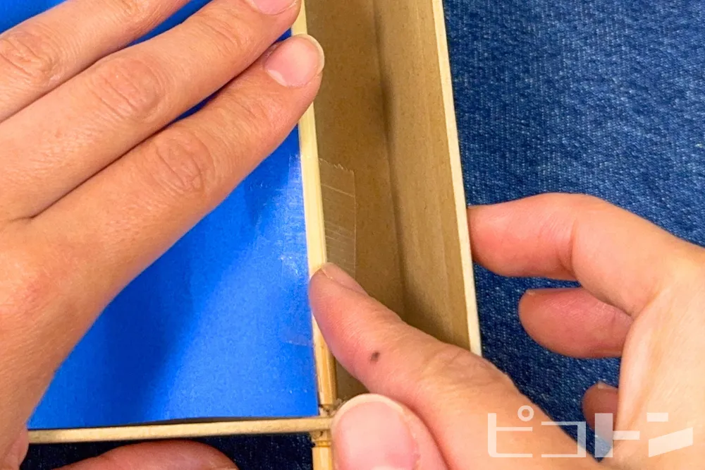 割り箸に折り紙をつけている