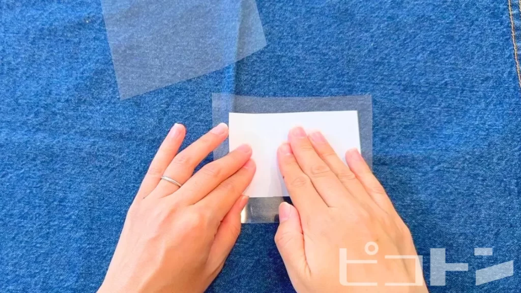 手貼りラミネートフィルムに写真を貼っている