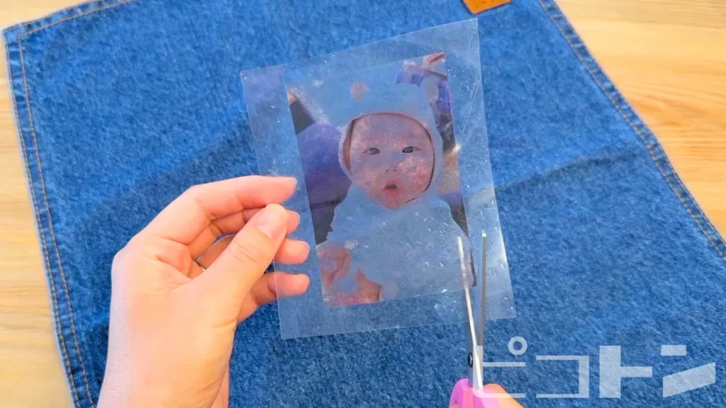 透明写真を切っているところ