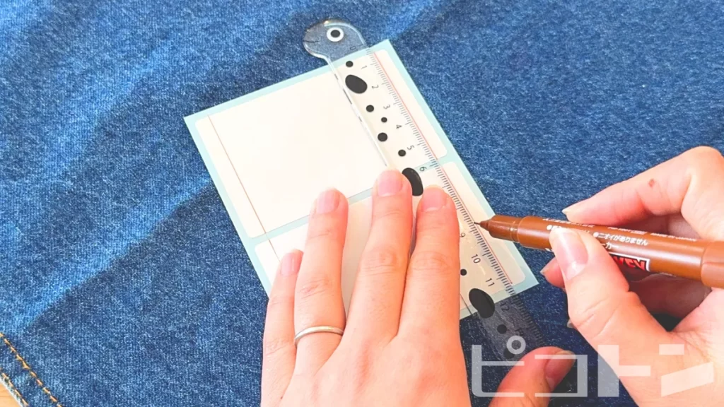 ラベルシールに線を描いているところ