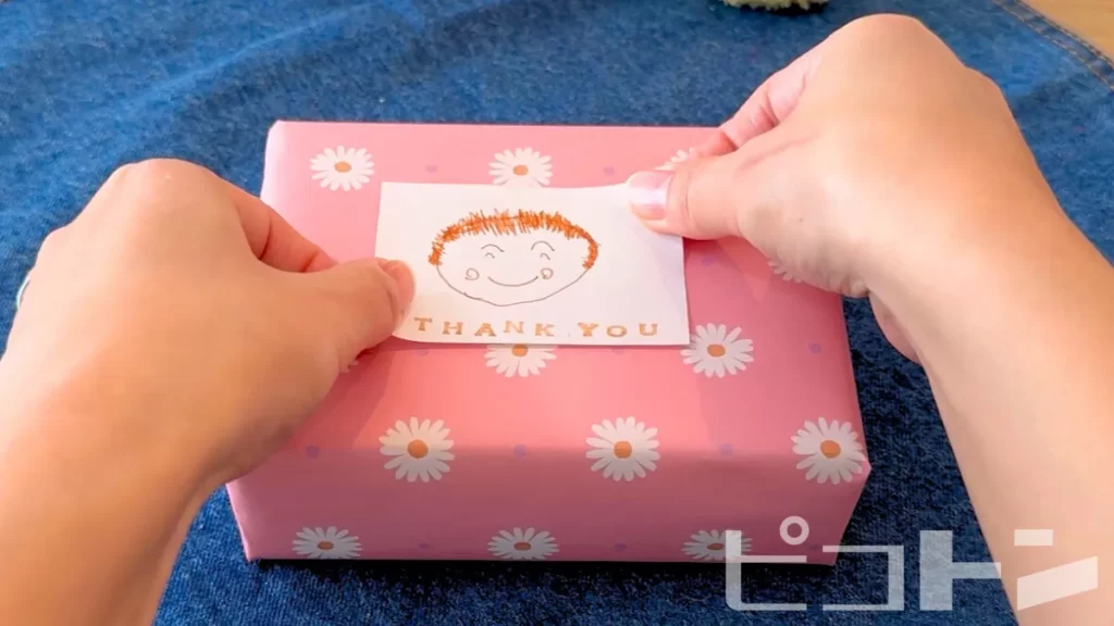 ラベルシールを貼っているところ