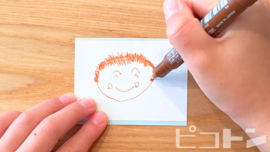 絵を描いているところ