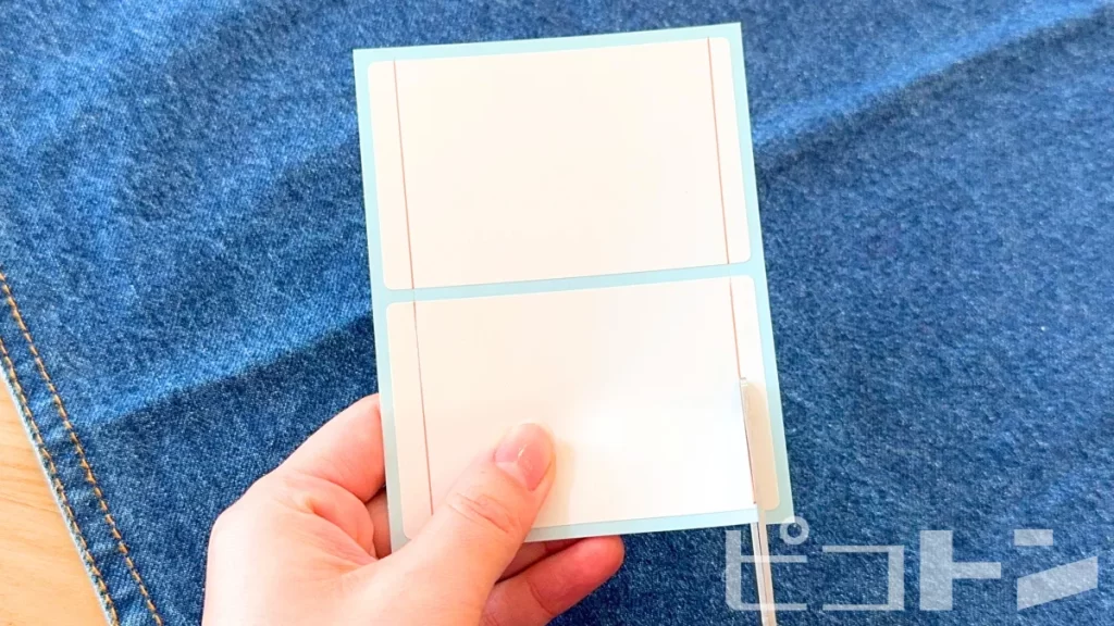 ラベルシールに線を描いているところ