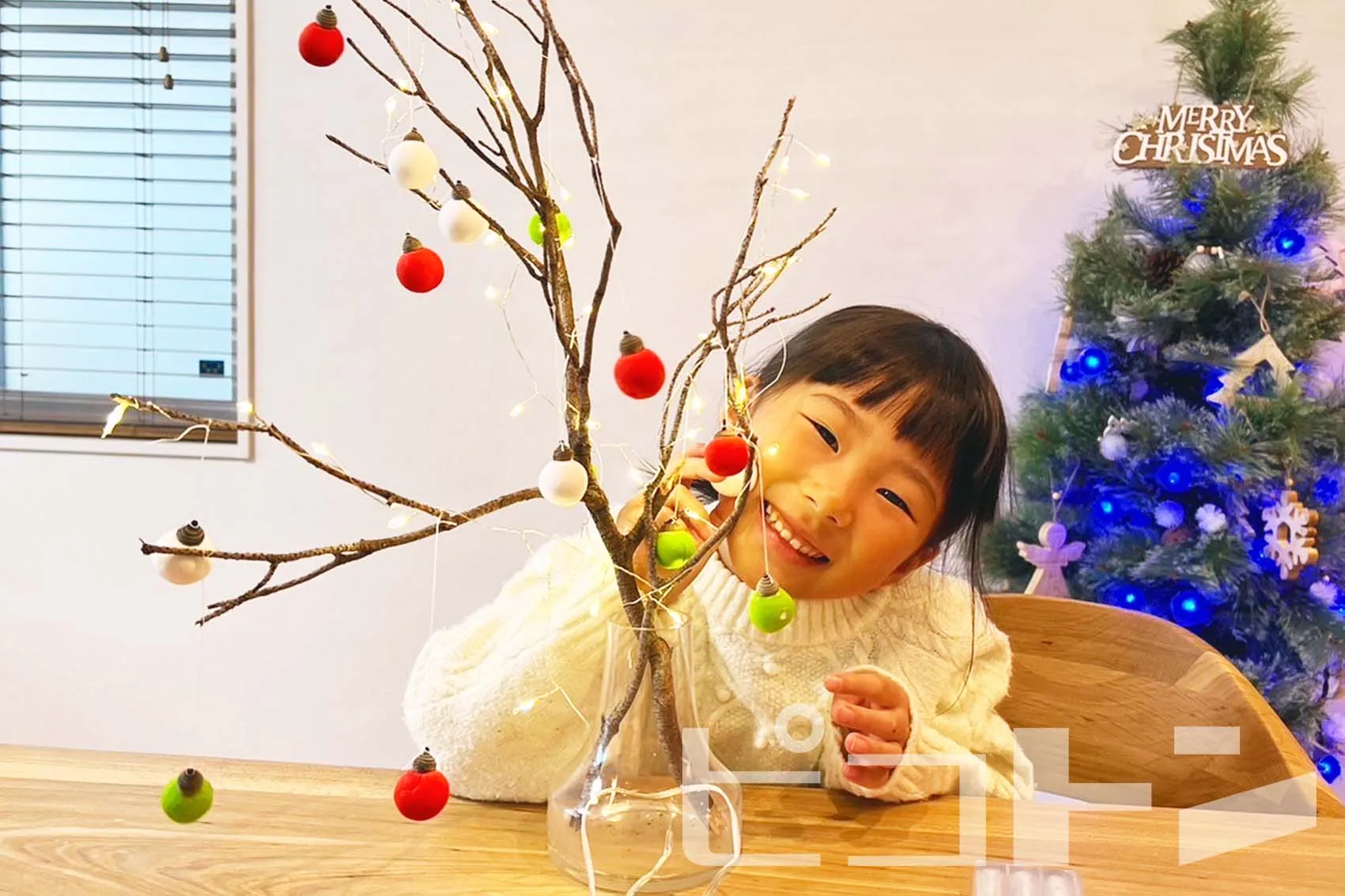 100均グッズ工作『クリスマスオーナメント』の完成品を持って記念撮影する女の子