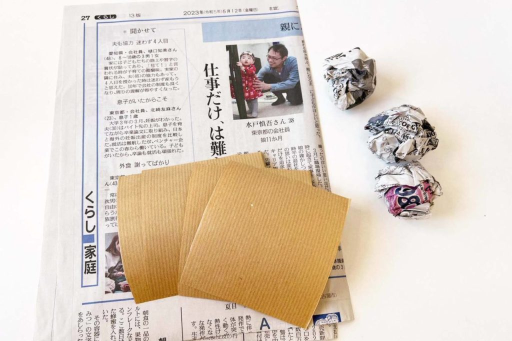 「たこやき」を作るのに必要な材料の新聞紙と茶色の包装紙