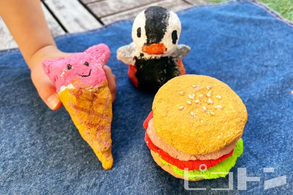 手作り紙粘土でできあがったピンクの「アイスクリーム」、ペンギン、ハンバーガー