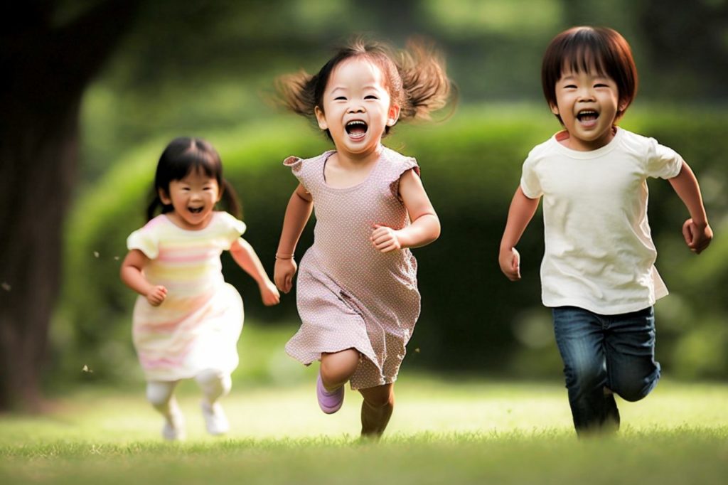 笑顔で走る子供