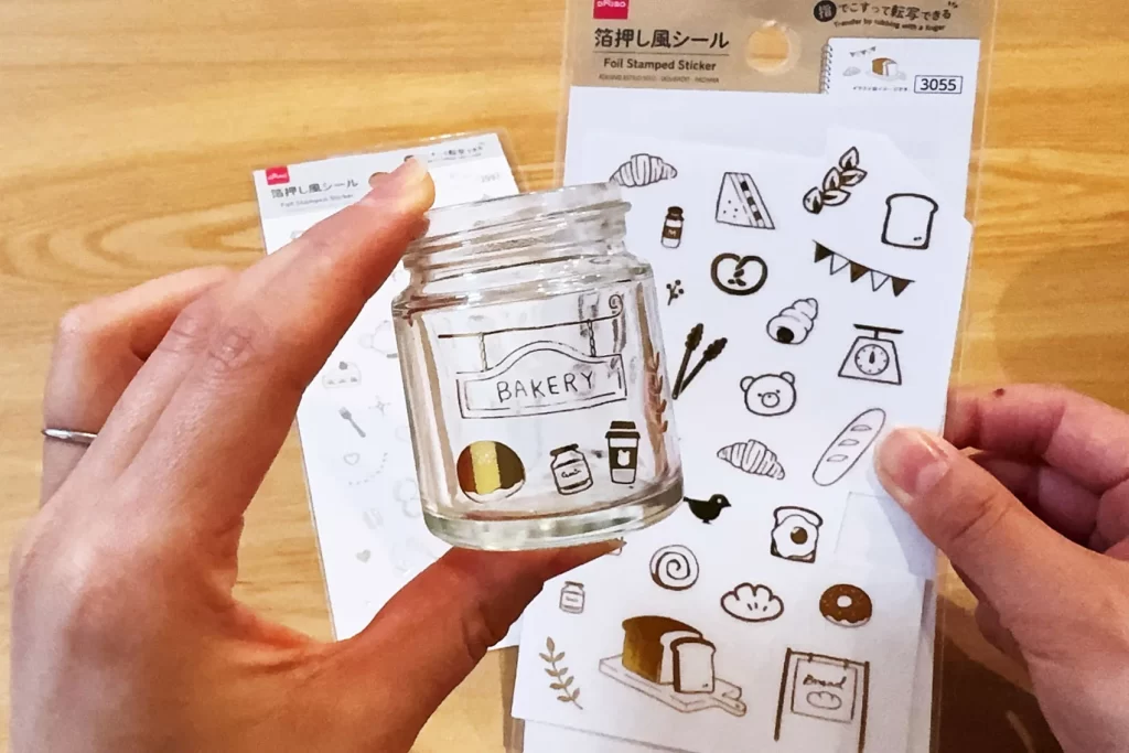 100均（ダイソー）「箔押しシール」でデコレーションした様子