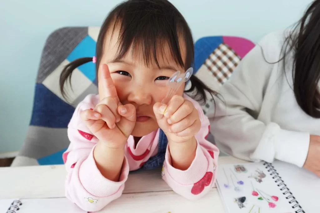 子どもがシールを見せている様子
